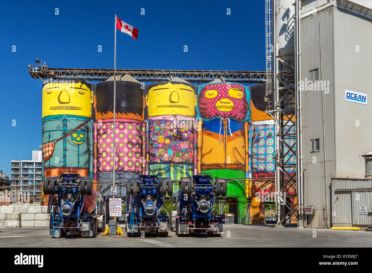 Ozean Betonsilos gemalt von Os Gemeos, Granville Island, Vancouver, Britisch-Kolumbien, Kanada Stockfoto