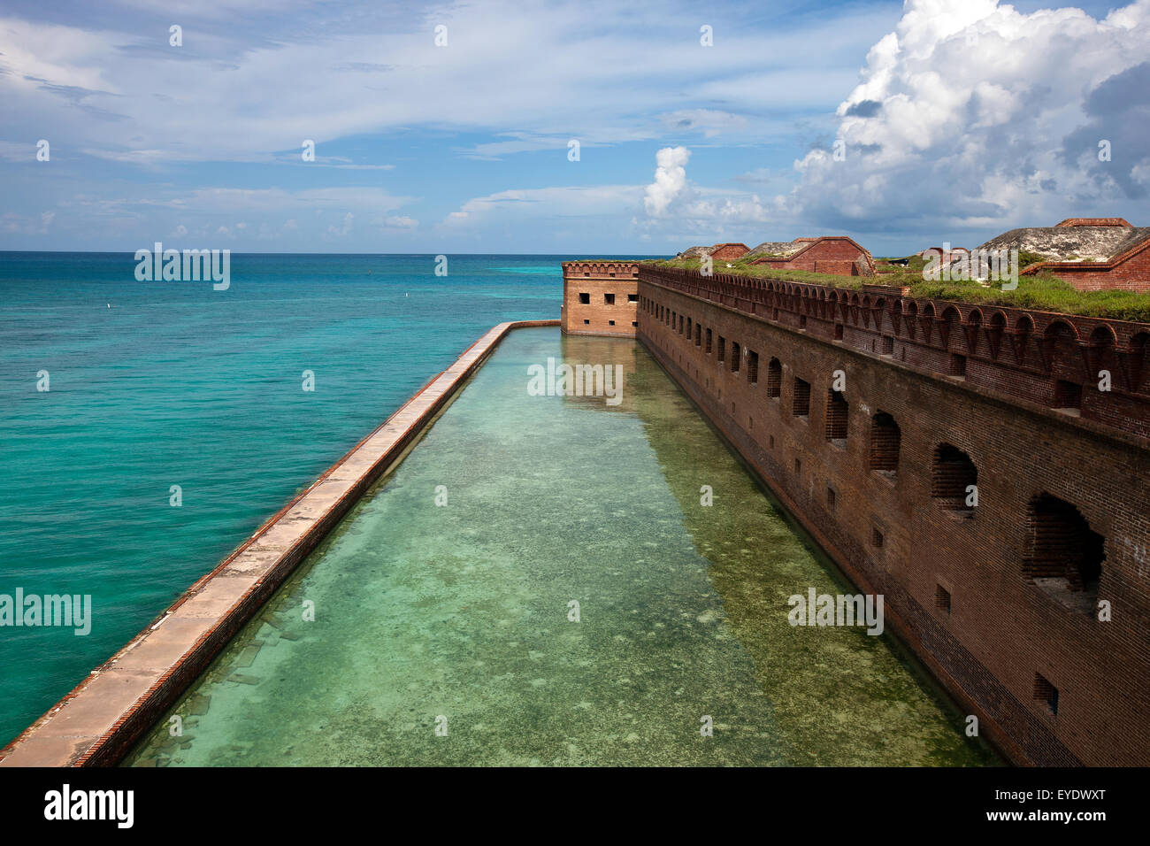 Wassergraben umgeben Fort Jefferson, Dry-Tortugas-Nationalpark, Florida, Vereinigte Staaten von Amerika Stockfoto