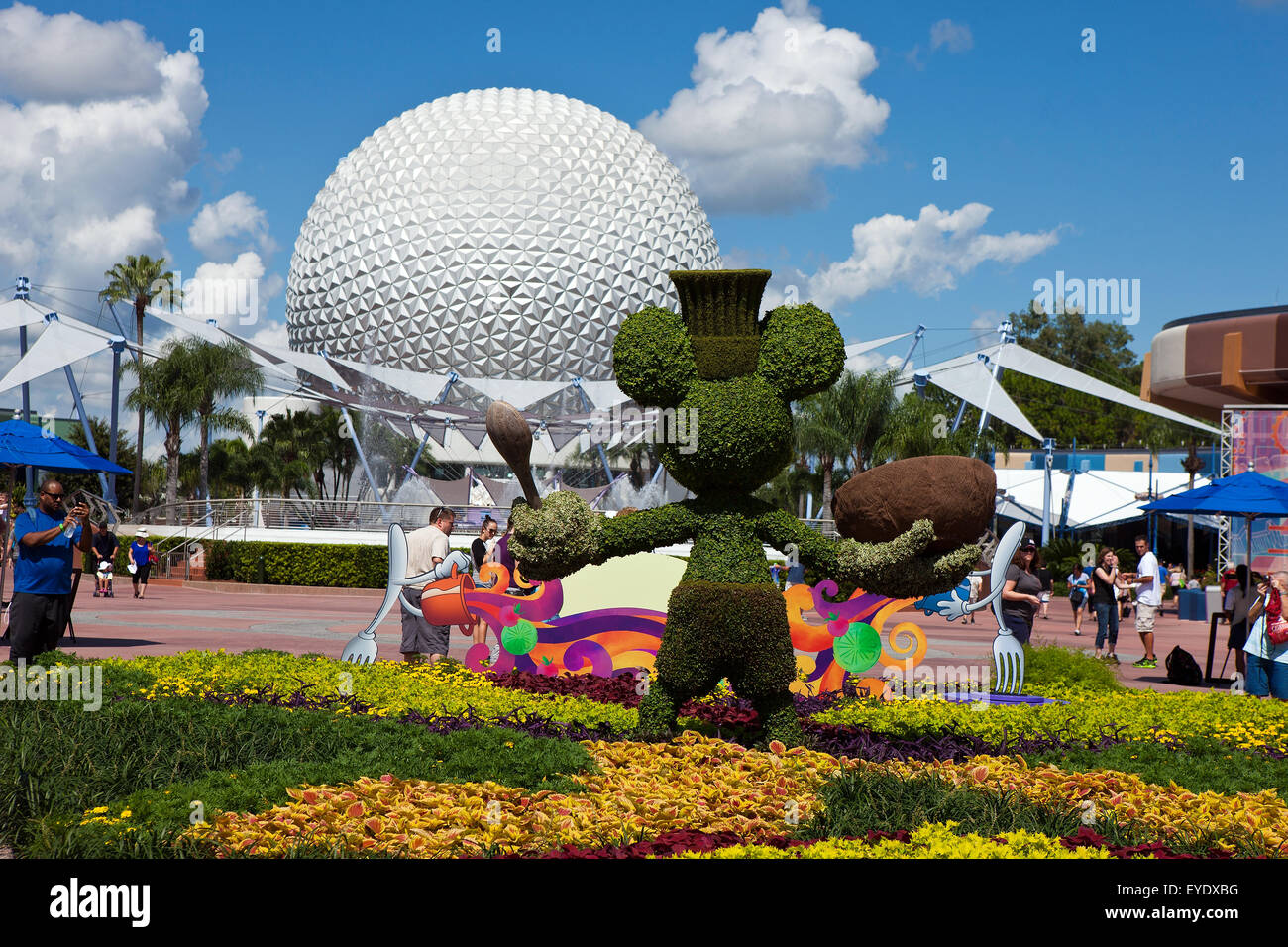 Mickey Mouse Busch vor Spaceship Earth, Epcot Center, Walt Disney World Resort, Orlando, Florida, Vereinigte Staaten von Amerika Stockfoto
