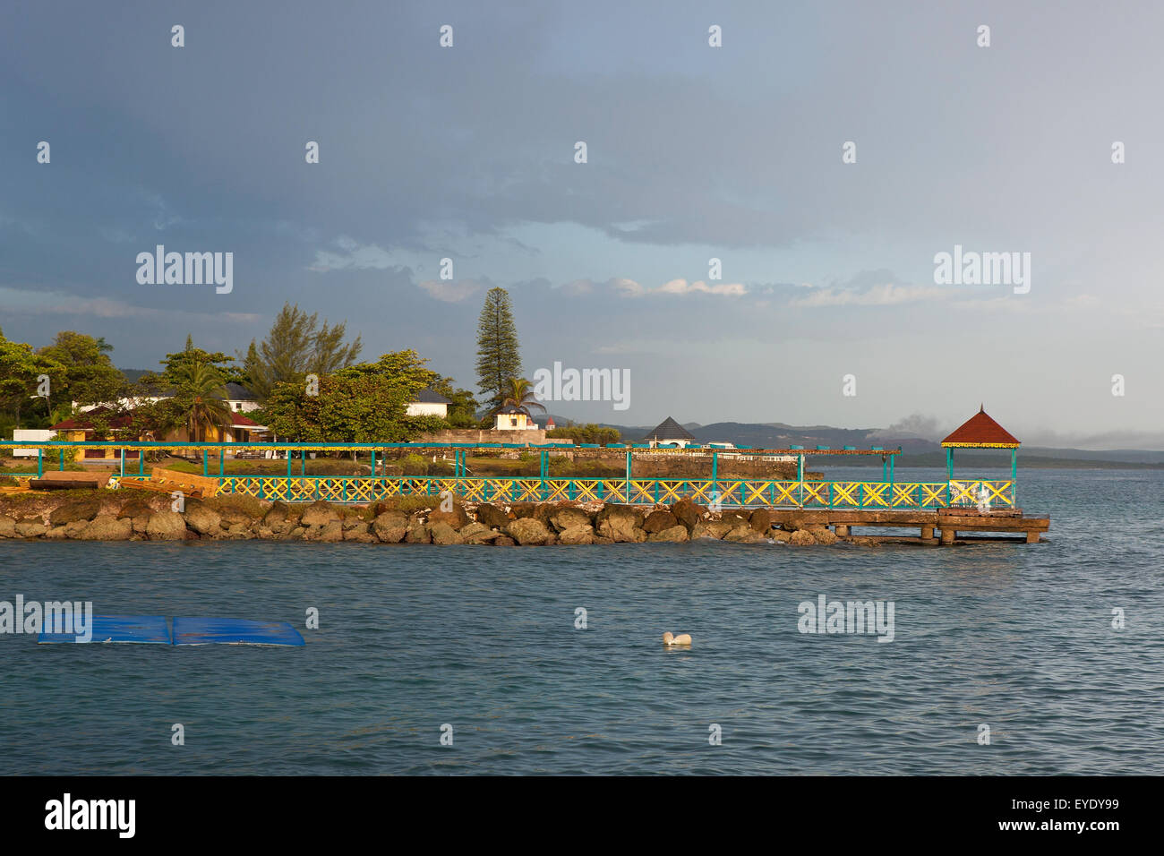 Pier und das Karibische Meer, Franklyn D Resort, Runaway Bay, St. Ann, Jamaika Stockfoto