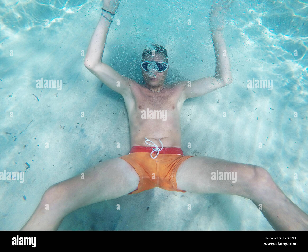 Unter Wasser in einem klaren Meer schwimmen Stockfoto