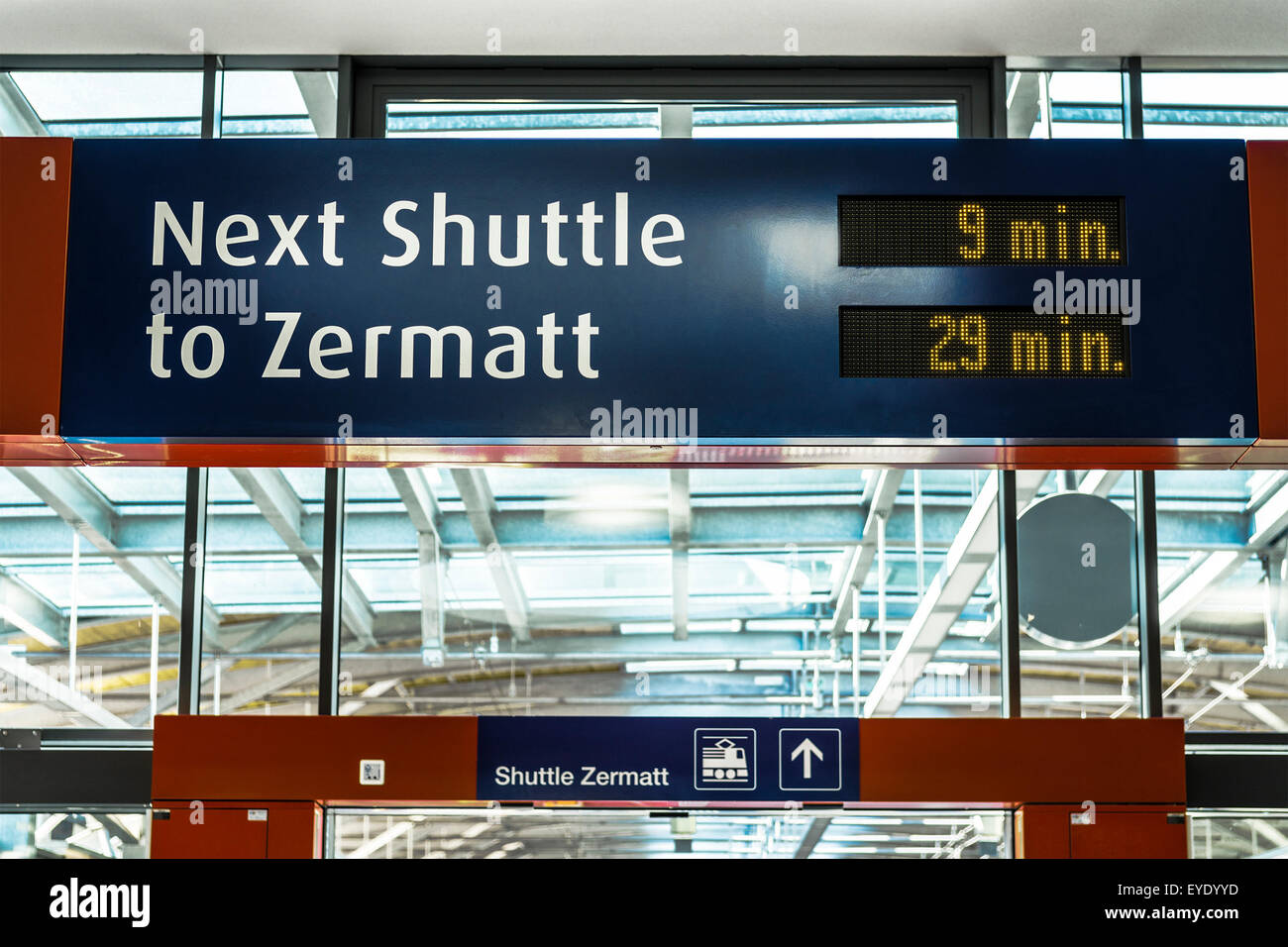 Zug Bahnhof Shuttle Zermatt, Wegweiser, die Wartezeit Stockfoto