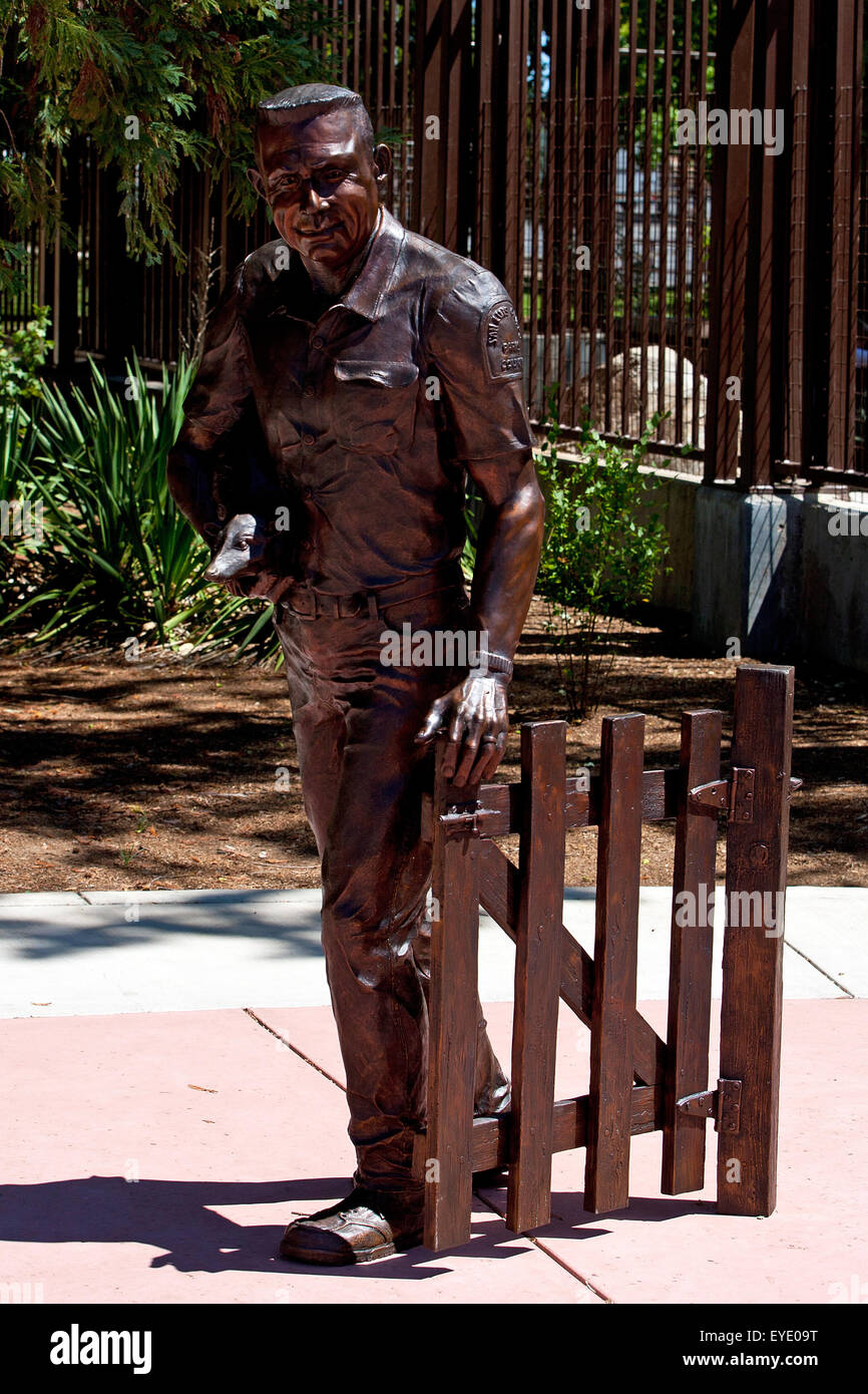 Statue von Charles Paddock außerhalb der Charles Paddock Zoo, Atascadero, Kalifornien, Vereinigte Staaten von Amerika Stockfoto