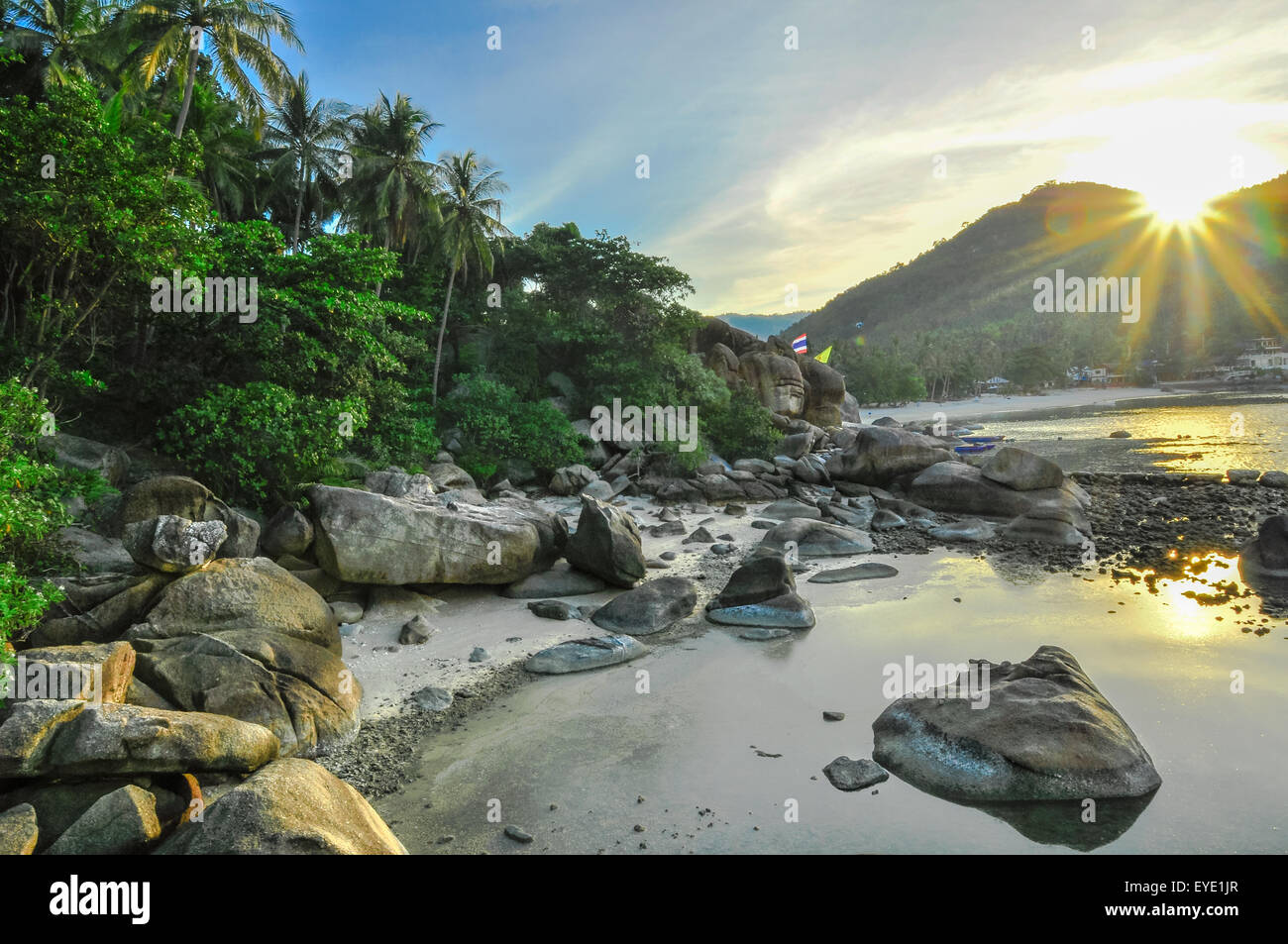 Kalksteine Panorama tropischen Strand mit Kokospalmen. Koh Samui, Thailand, Asien Stockfoto