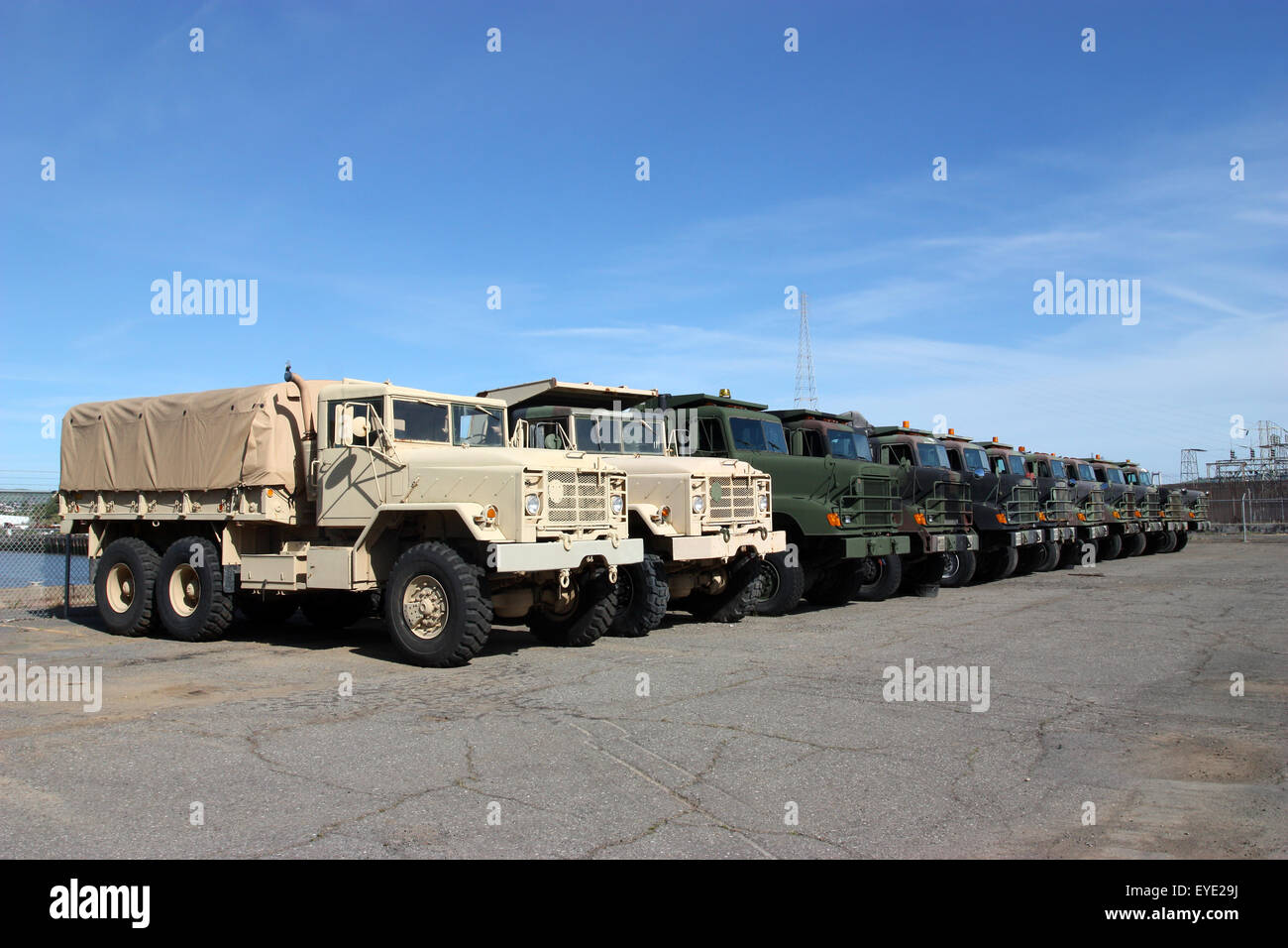 Reihe von Militärfahrzeugen Stockfoto