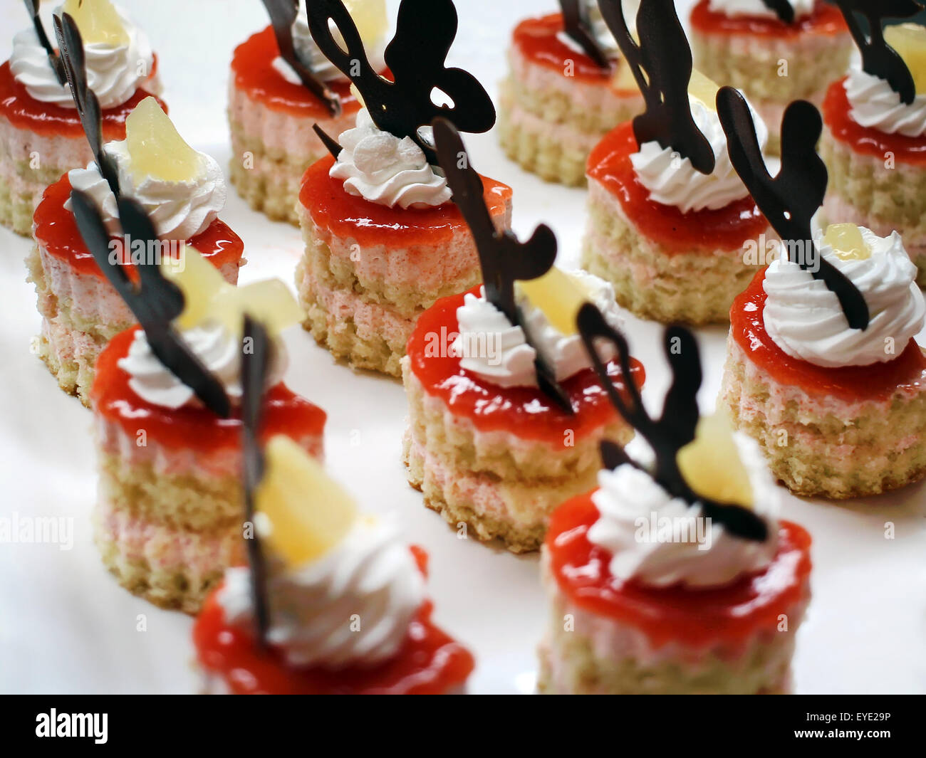 Anordnung der kleinen desserts Stockfoto