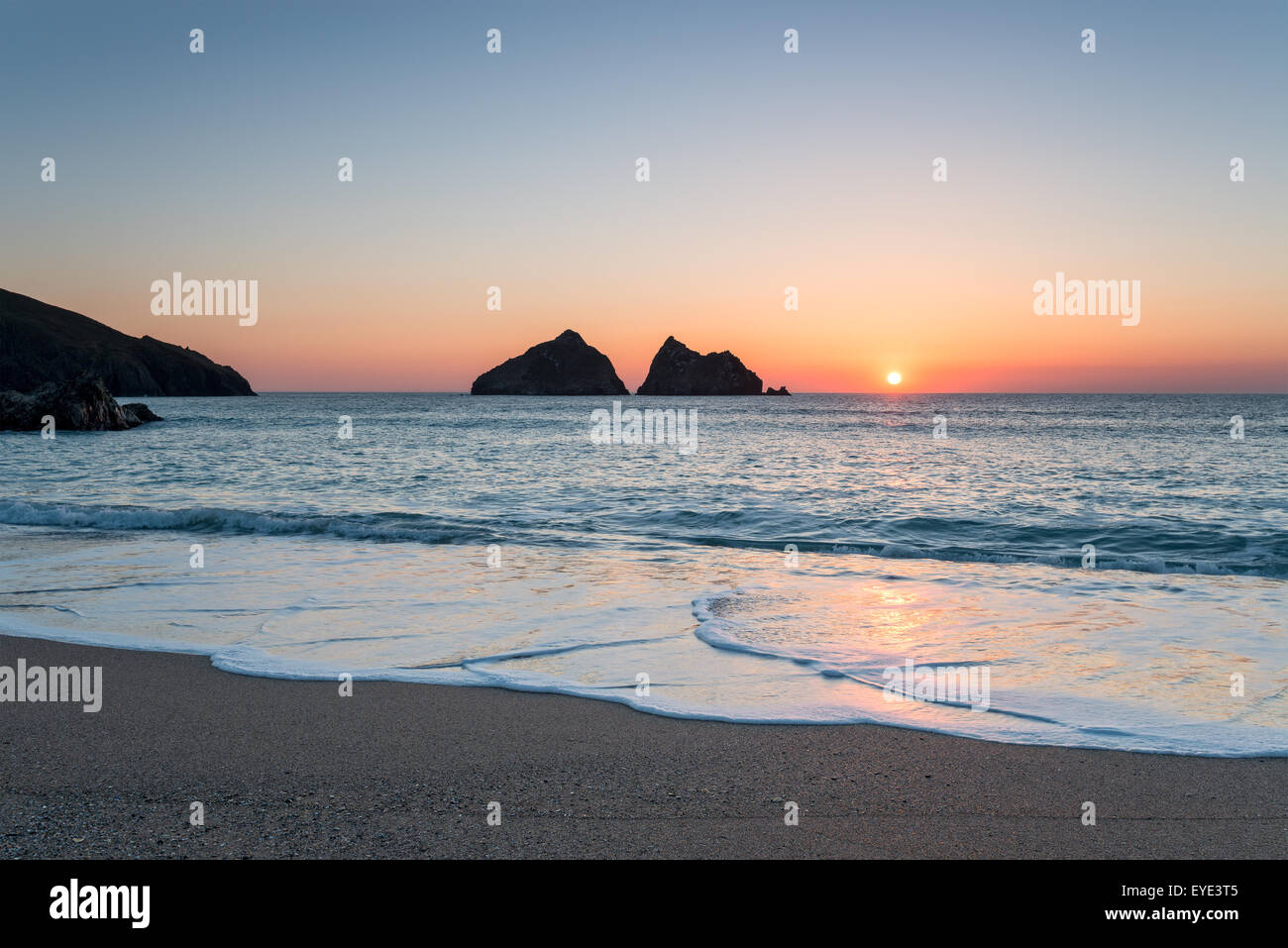 Sonnenuntergang in Holywell Bay, einem großen Sandstrand in der Nähe von Newquay in Cornwall Stockfoto