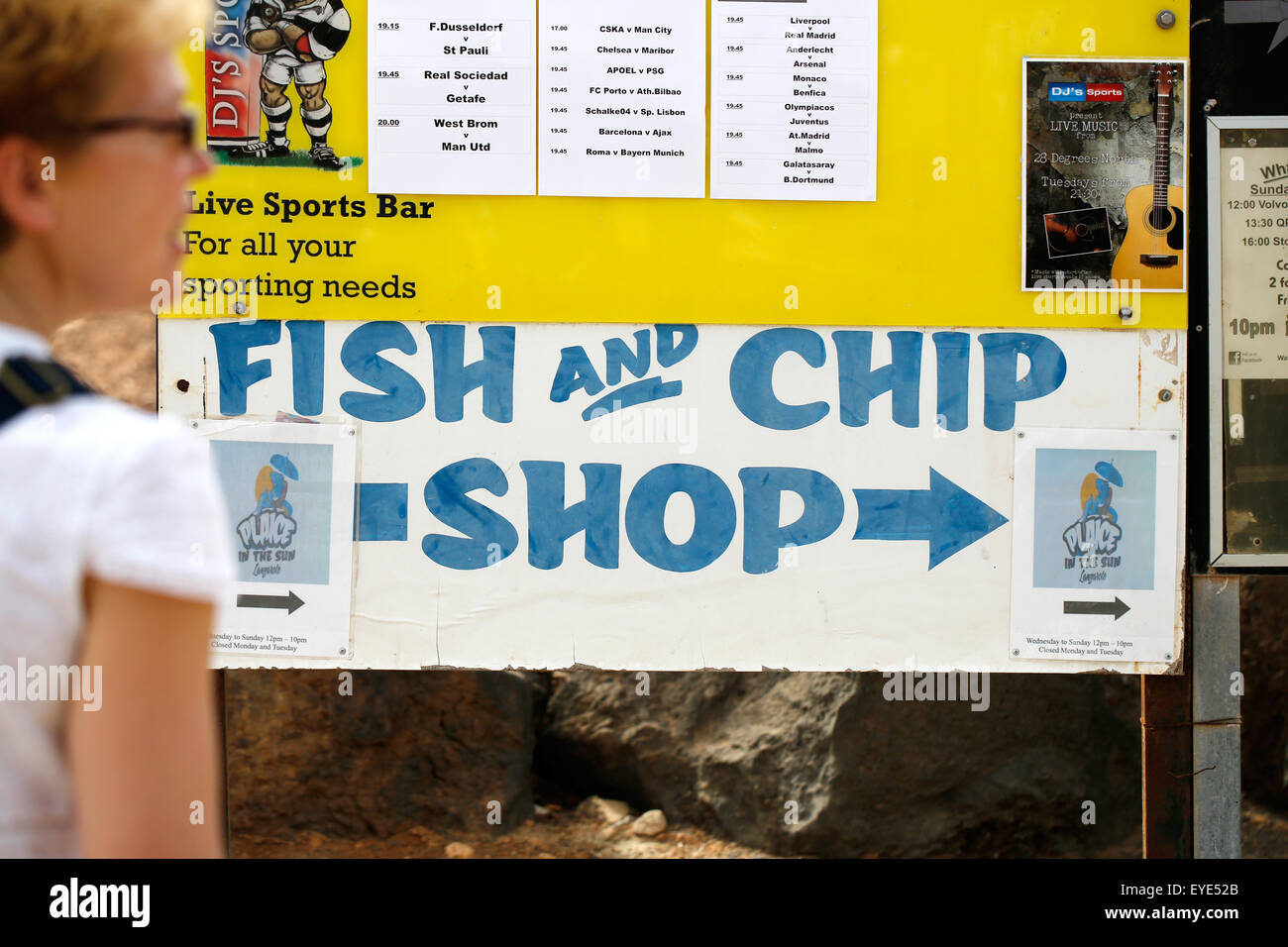 Ein englisches „Traditional Fish & Chip Shop“-Schild an einer Wand auf den kanarischen Inseln, Spanien. Ein Hauch von Zuhause für britische Touristen Stockfoto