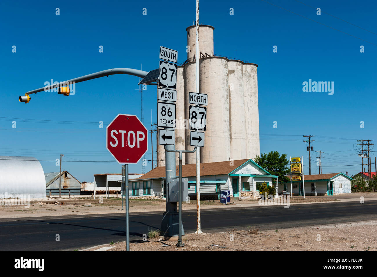 Getreidesilo und alten Motel an der Kreuzung der Route 87 und Texas State Highway 86, Tulia, Texas Panhandle, Usa Stockfoto