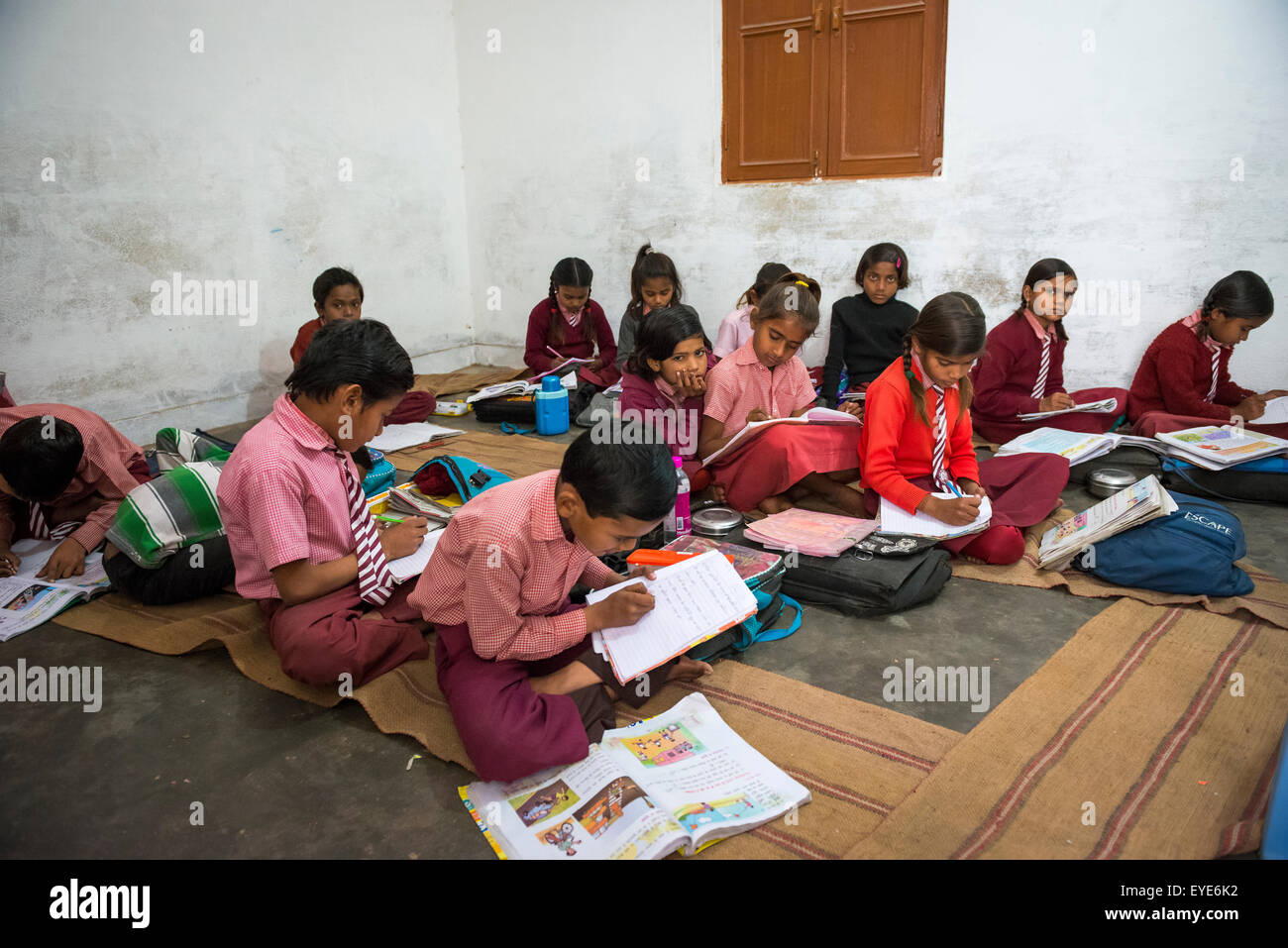 Junge Kinder im Klassenzimmer an der Bihari Lal Memorial Public School in das alte Dorf von Khajuraho, Madhya Pradesh, Indien Stockfoto