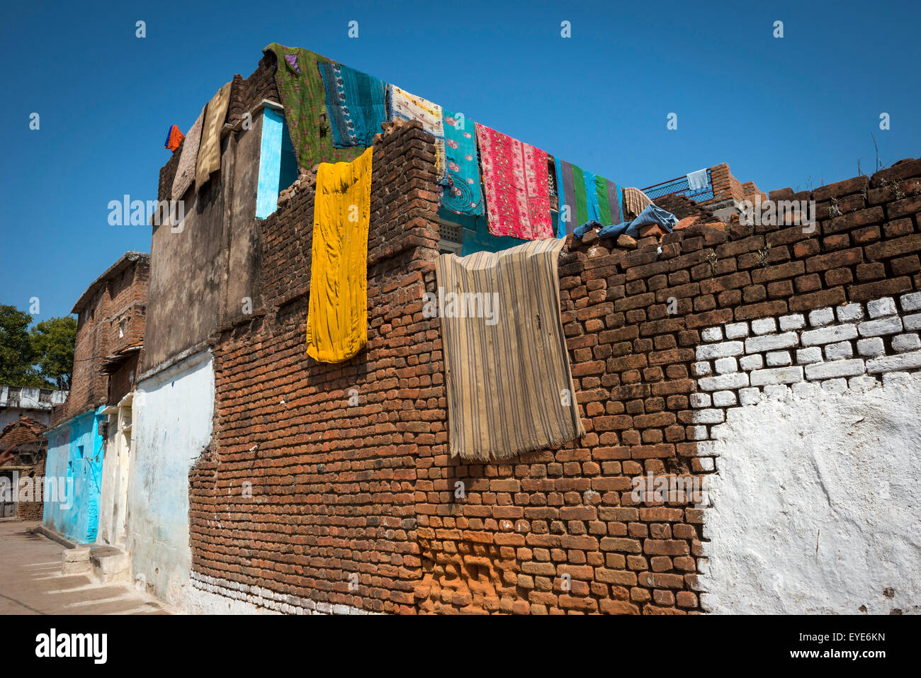 Waschen Trocknen vor einem Haus in das alte Dorf von Khajuraho, Madhya Pradesh, Indien Stockfoto