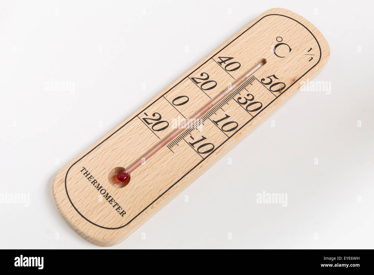 Thermometer aus Holz auf weißem Hintergrund mit 30 Grad Celsius Temperatur hergestellt. Stockfoto