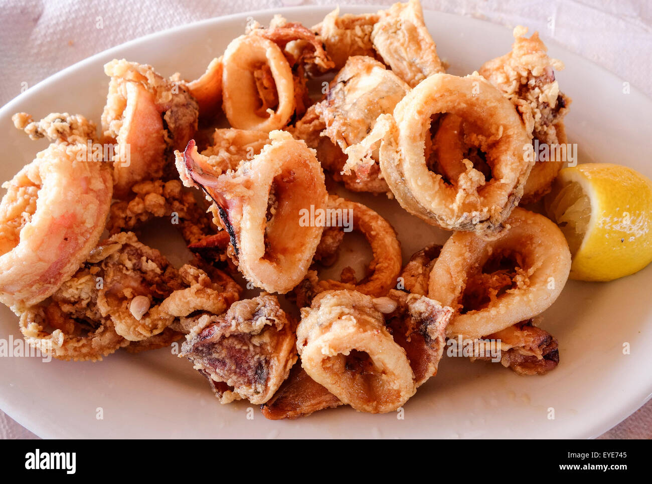 Griechische Küche. Gebratene Kalamari. Frittierte Tintenfischringe mit ...