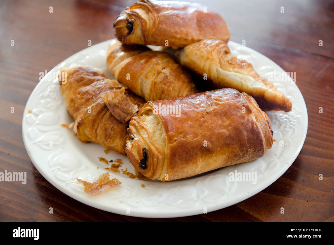 Croissants und Pain au Chocolat auf einem Teller Stockfoto