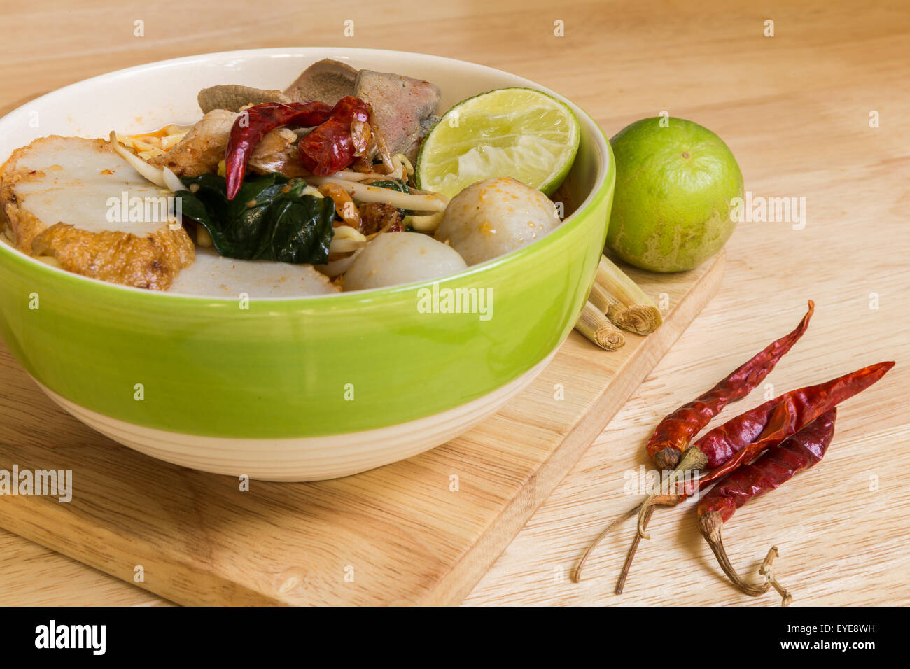 Tom Yum würzige Suppe Nudeln mit Fisch Ball und Schweinefleisch ...