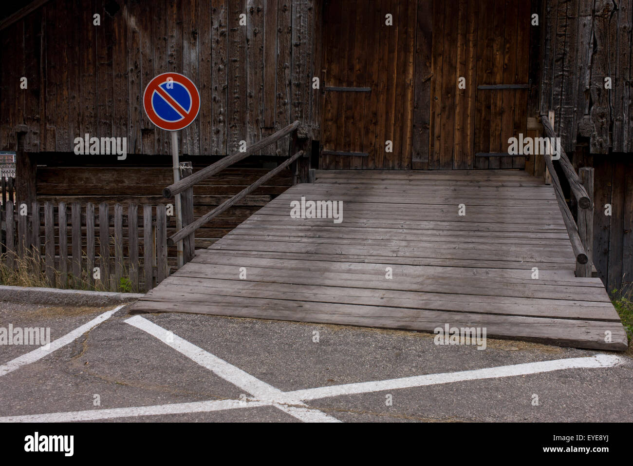 Eine Freifläche Zeichen Verbot Fahrzeuge von den Parkplätzen vor einer typischen alpinen Scheune Leonhard-St. Leonhard, einem Dolomiten-Dorf in Stockfoto