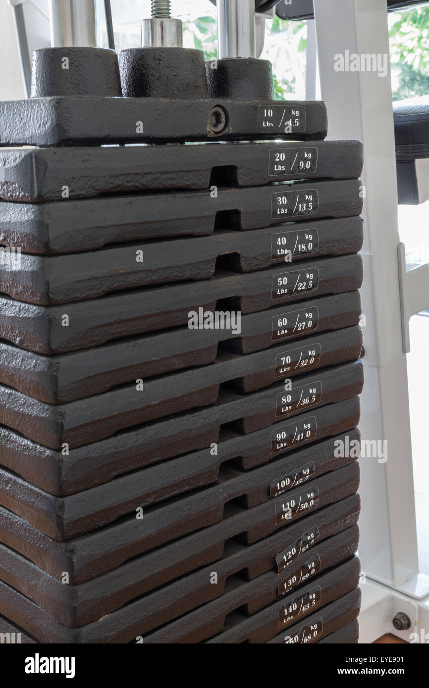 Gewicht Training von Maschinen und Einrichtungen im Fitness-Studio Stockfoto