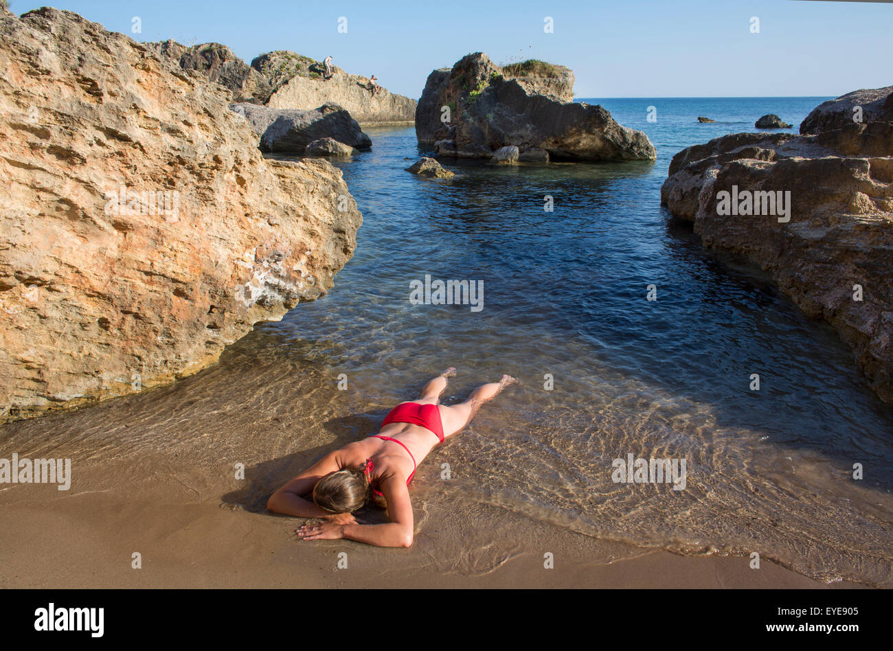 Frau Baden an der griechischen Küste genießen Stockfoto