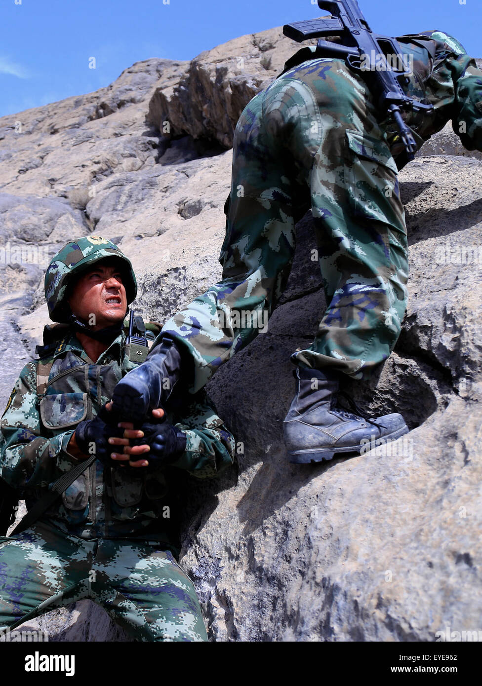 (150728)--Peking, 28. Juli 2015 (Xinhua)--chinesische Sicherheit Grenzsoldaten Kreuz ein Hindernis beim Training in der mongolischen autonomen Präfektur von Bortala, Nordwesten Chinas Xinjiang Uygur Autonome Region, 27. Juli 2015. Lokale Sicherheit Grenztruppen hat um ihre Bekämpfung aufnahmebereiter, ungeachtet der letzten Hitzewelle trifft Bortala Schulungen durchgeführt. (Xinhua/Zhang Jia) (Zhs) Stockfoto