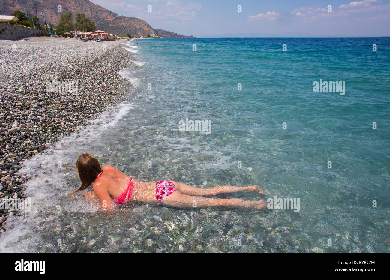 Frau Baden an der griechischen Küste genießen Stockfoto