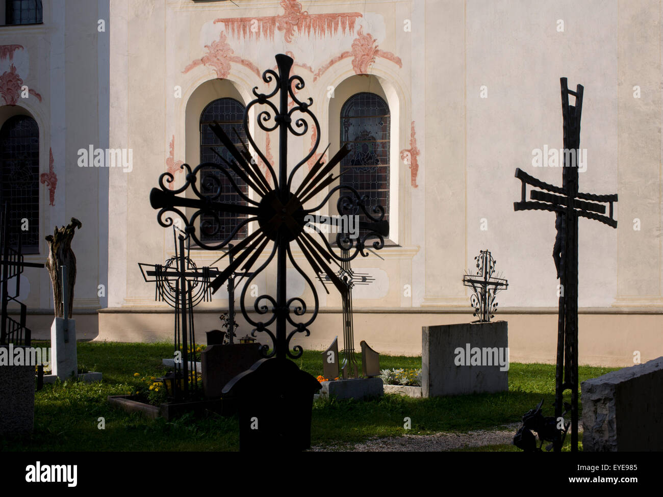 Typische Dolomiten kirchlichen Architektur und Friedhof Schmiedearbeiten Leonhard-St. Leonhard, einem Dolomiten-Dorf in Süd-Tirol, Italien. Stockfoto