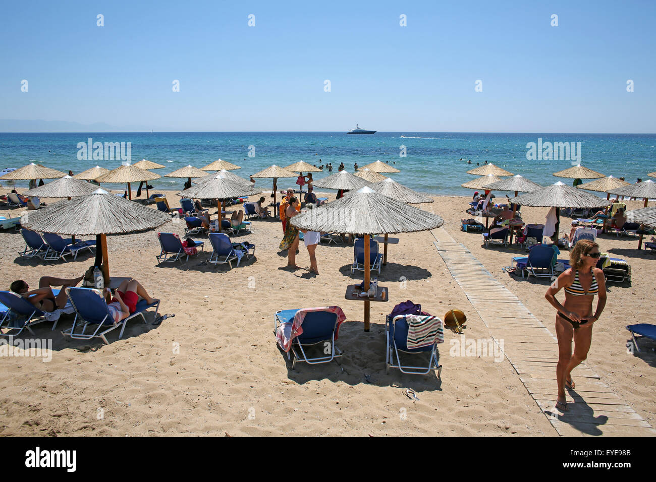 Sonnenschirm zu mieten an griechischen Stränden Stockfoto