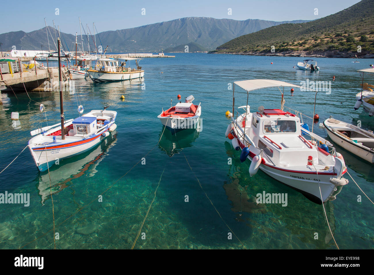 Angelboote/Fischerboote im Hafen von Korona, Griechenland Stockfoto