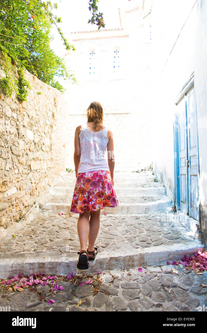 Frau zu Fuß die Autos in einem griechischen Dorf Stockfoto