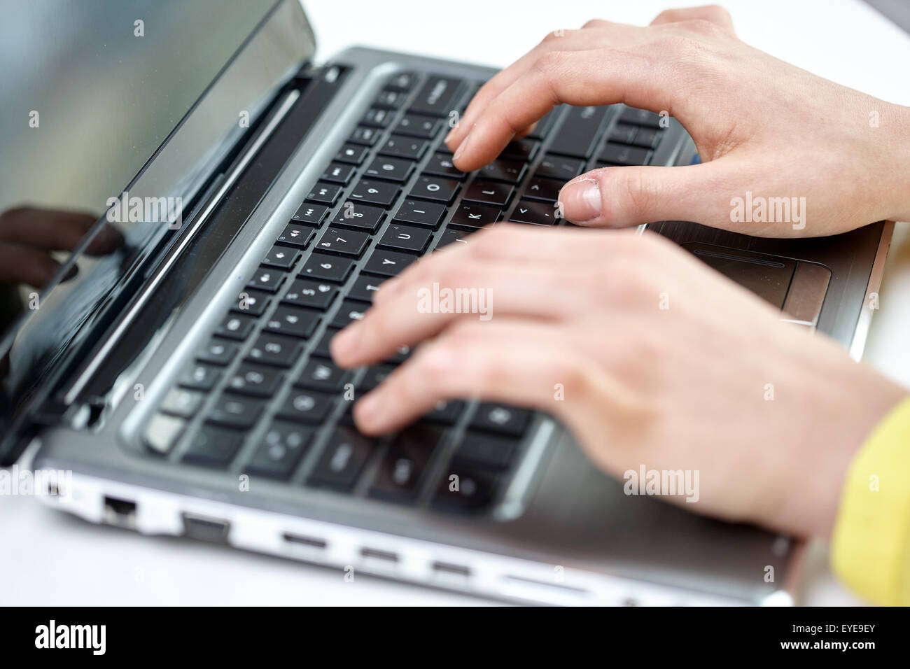 Nahaufnahme von Frau mit Laptop-Computer im Büro Stockfoto