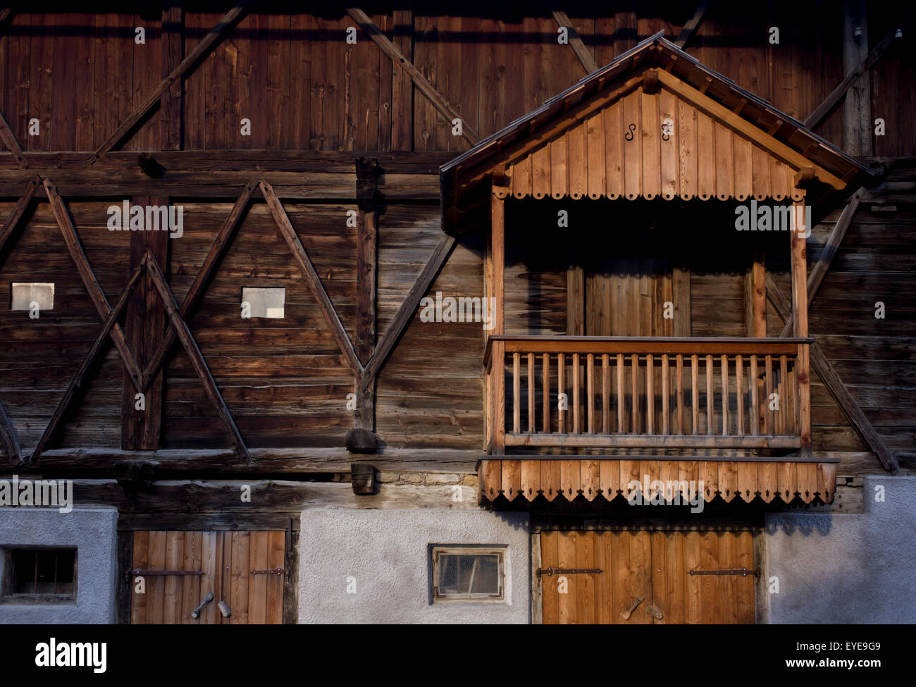 Typische Tiroler Scheune Holzarchitektur in Leonhard-St. Leonhard, einem Dolomiten-Dorf in Süd-Tirol, Italien. Stockfoto