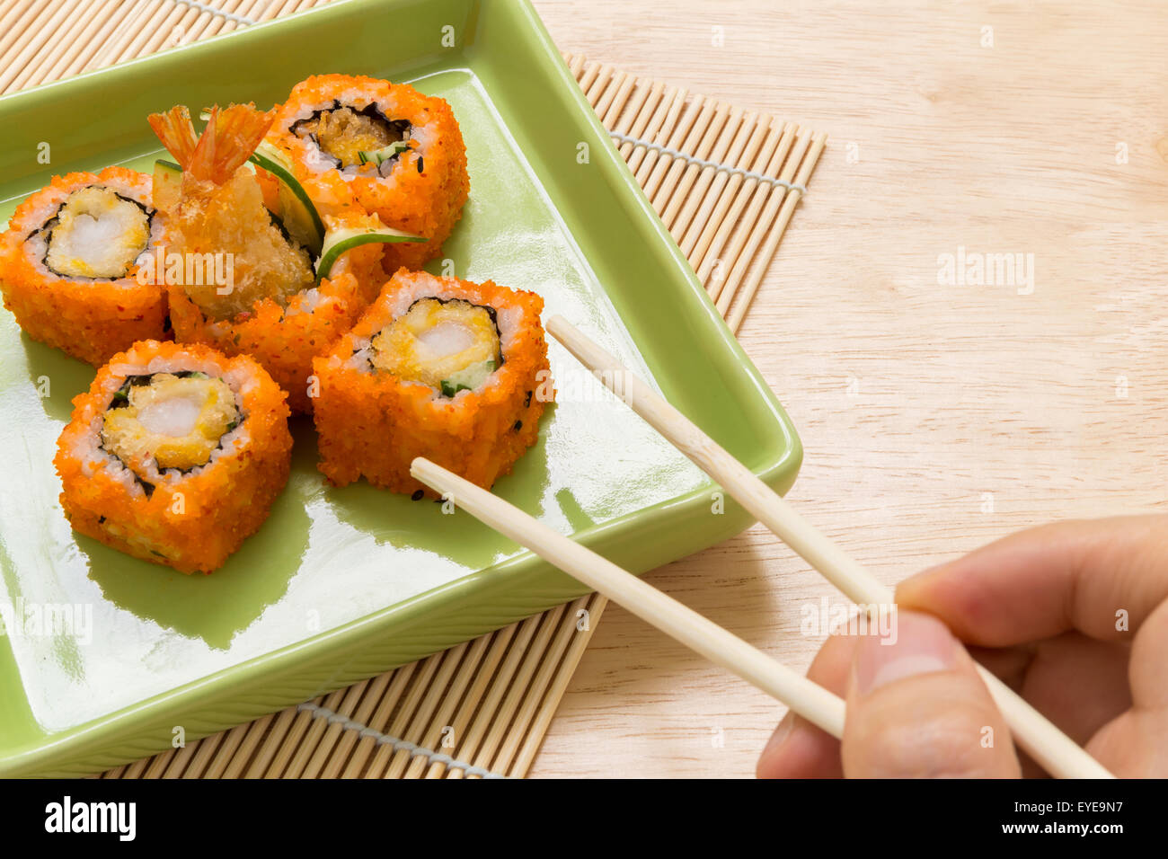 Traditionelle japanische Küche, Sushi-Rolle, auf hölzernen Hintergrund Stockfoto