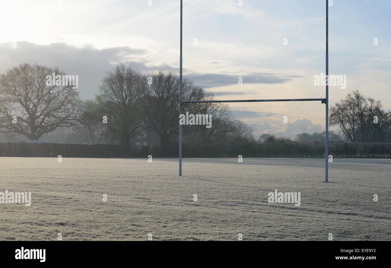 Gefrorener Rugbyplatz und Torpfosten Stockfoto