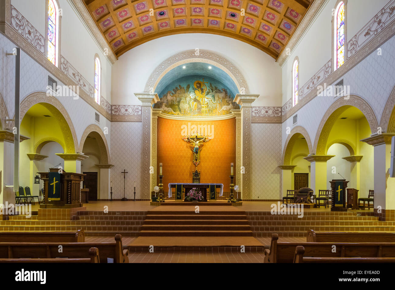 Das innere Heiligtum der St. Augustine Kathedrale in der Innenstadt von Tucson, Arizona, USA. Stockfoto