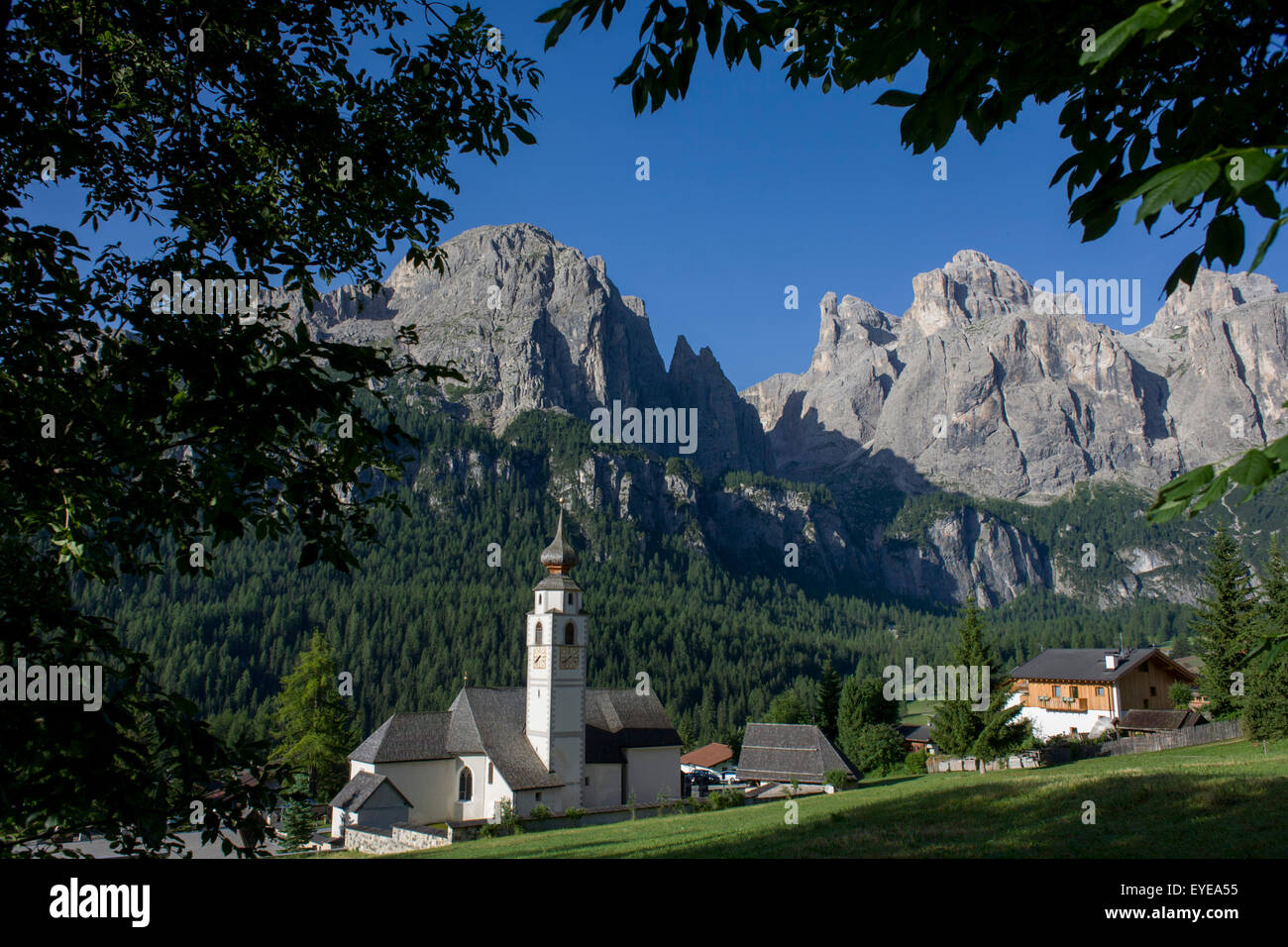 Die Kirche in Colfosco, inmitten der Dolomiten, in Südtirol, Italien. Stockfoto