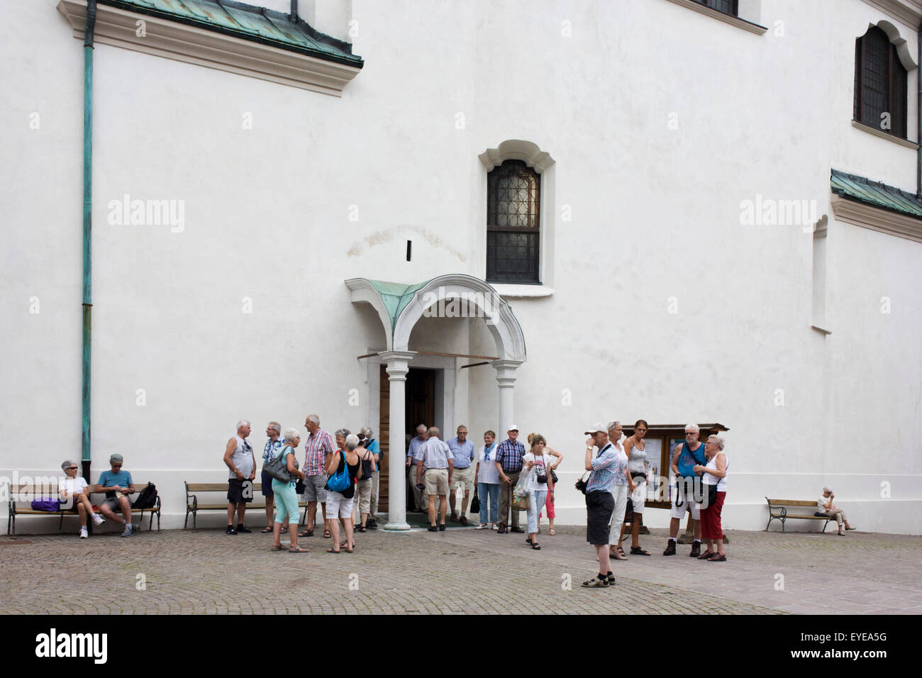 Ältere Touristen verlassen und sammeln Sie eine Kirche in der Stadt von Cortina d ' Ampezzo, Veneto, Italien. Stockfoto