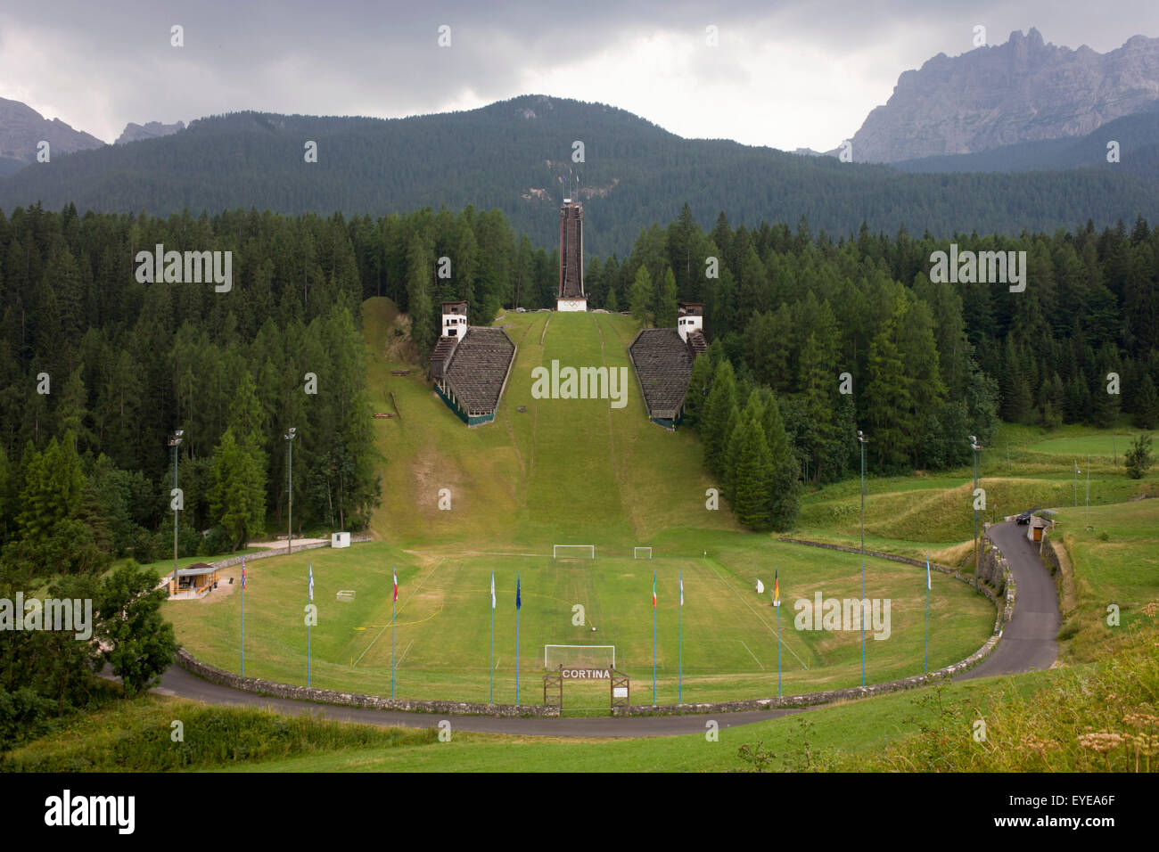 Die Landschaft zeigt die Schanze für die Olympischen Spiele 1956 in der Stadt von Cortina d ' Ampezzo, Veneto, Italien. Stockfoto