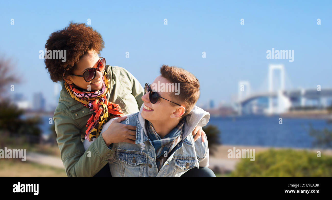 glücklich Teenager-Paar in den Farben, die Spaß im freien Stockfoto