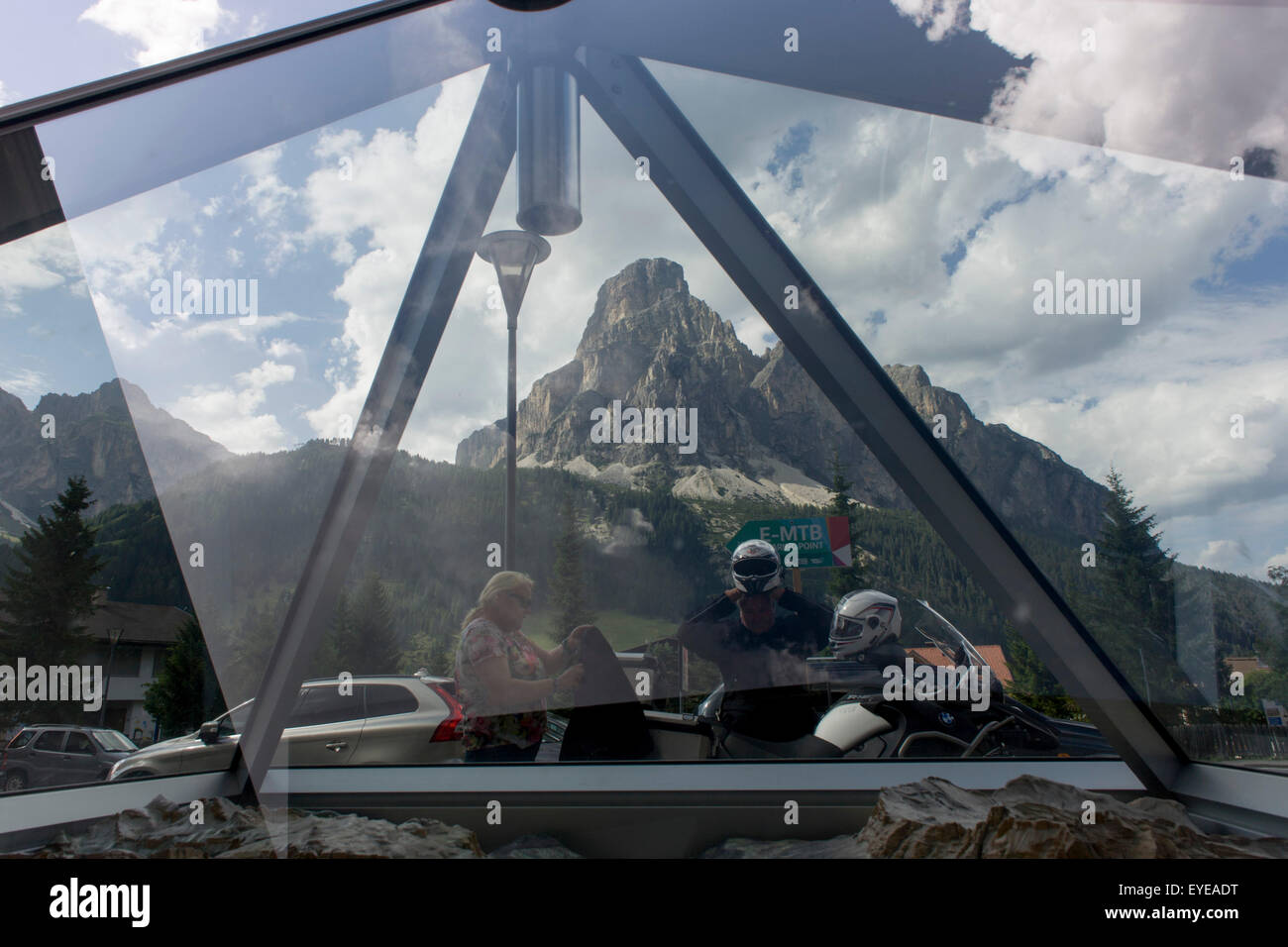 Bike paar und Tourist Board Pyramide in der Stadt von Corvara im Sommer zu Fuß Saison in Südtirol, Norditalien. Stockfoto