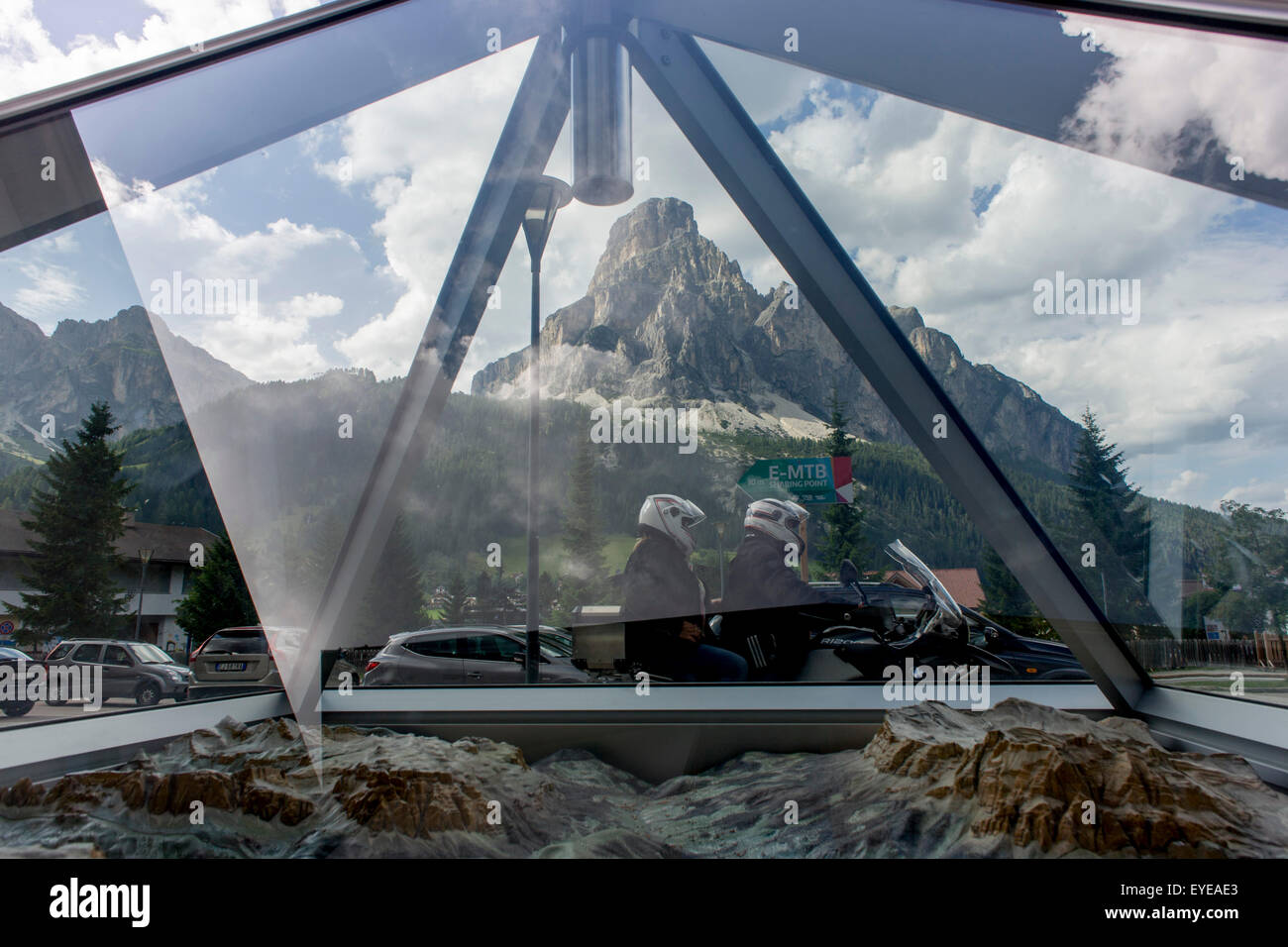 Bike paar und Tourist Board Pyramide in der Stadt von Corvara im Sommer zu Fuß Saison in Südtirol, Norditalien. Stockfoto