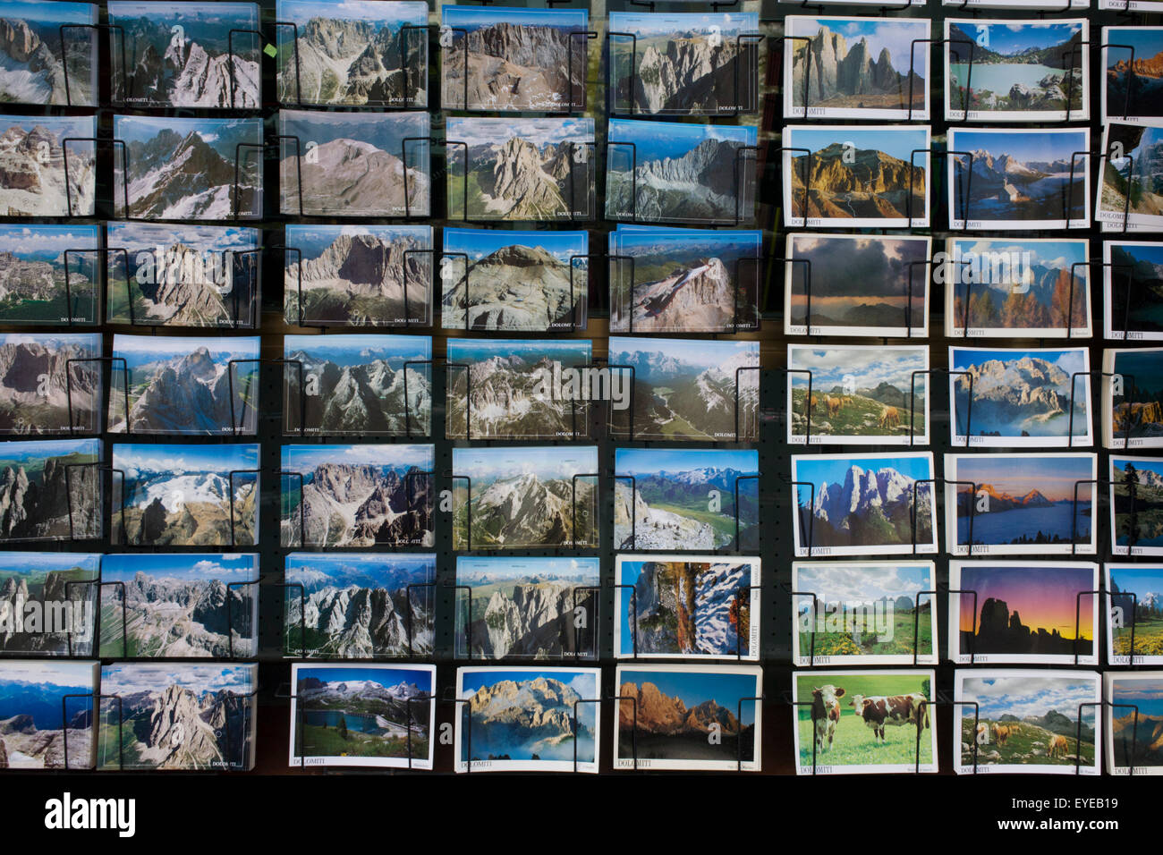Detail der Postkarte Souvenirs aus Dolomit Berg Szenen in einem Geschäft mit touristischen Souvenirs am Passo Falzarega (Pass) im Süden Stockfoto