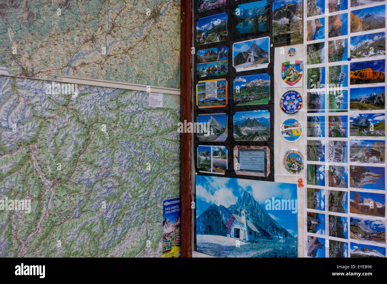 Detail der Postkarte Souvenirs aus einer Karte und Dolomit Berg Szenen in einem Geschäft mit touristischen Souvenirs am Passo Falzarega. Stockfoto
