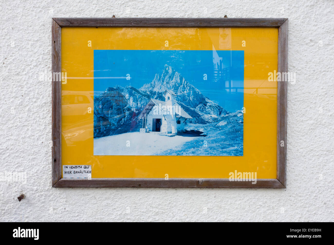 Detail der ein gerahmtes Bild einer Dolomiten Berghütte auf den Verkauf in einem Touristen-Shop Verkauf von touristischen Filmschöpfern am Passo Falzarega Stockfoto