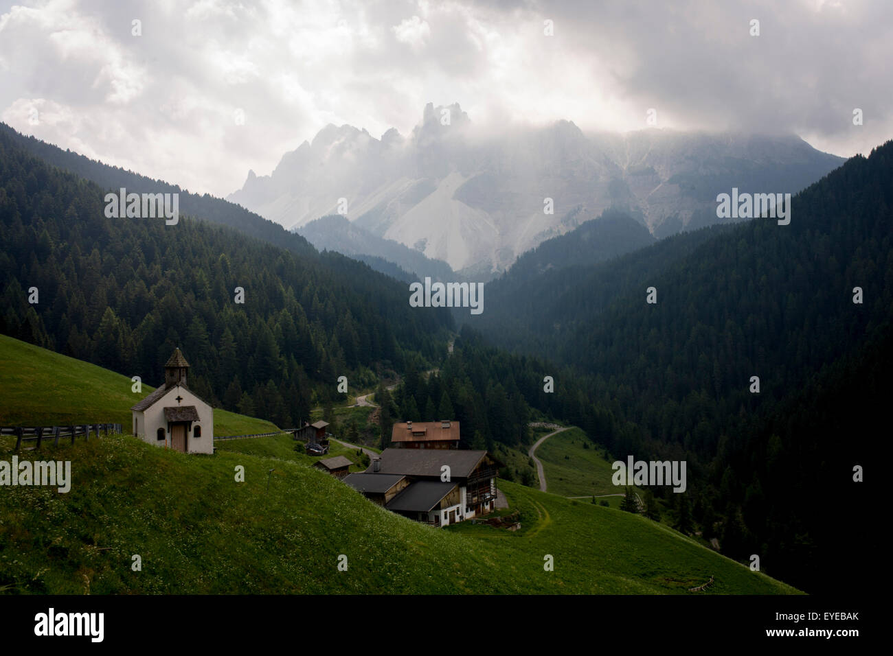 Weiler-Kapelle mit Anwesenheit der großen Dolomiten Berge des Bereichs Puez Geisler in Tirol, Süditalien. Stockfoto