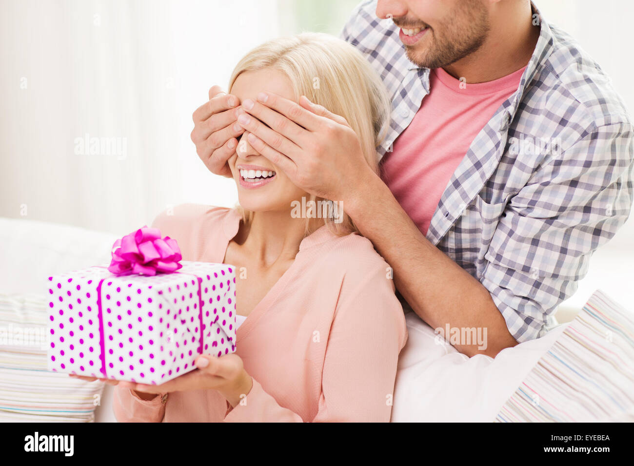 glücklicher Mann geben Frau Geschenk-Box zu Hause Stockfoto