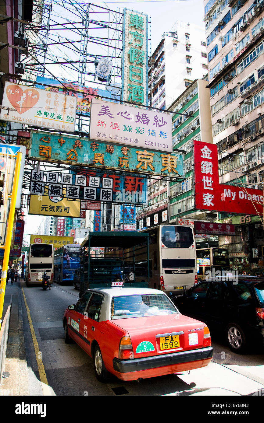 China, Hong Kong, Straßen hasten mit Taxis und Bussen; Kowloon Stockfoto