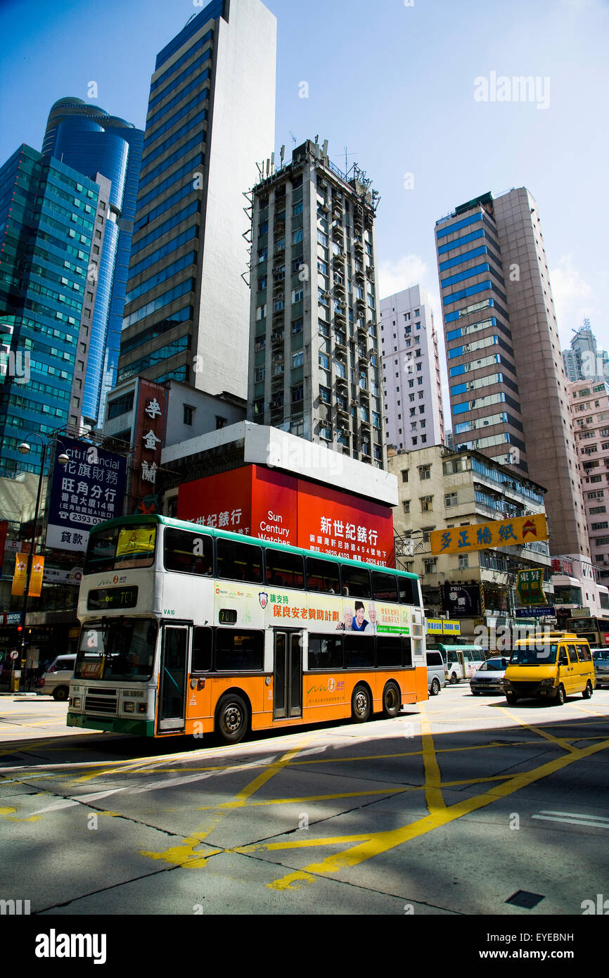 China, Hong Kong, Straßen hasten mit Taxis und Bussen; Kowloon Stockfoto