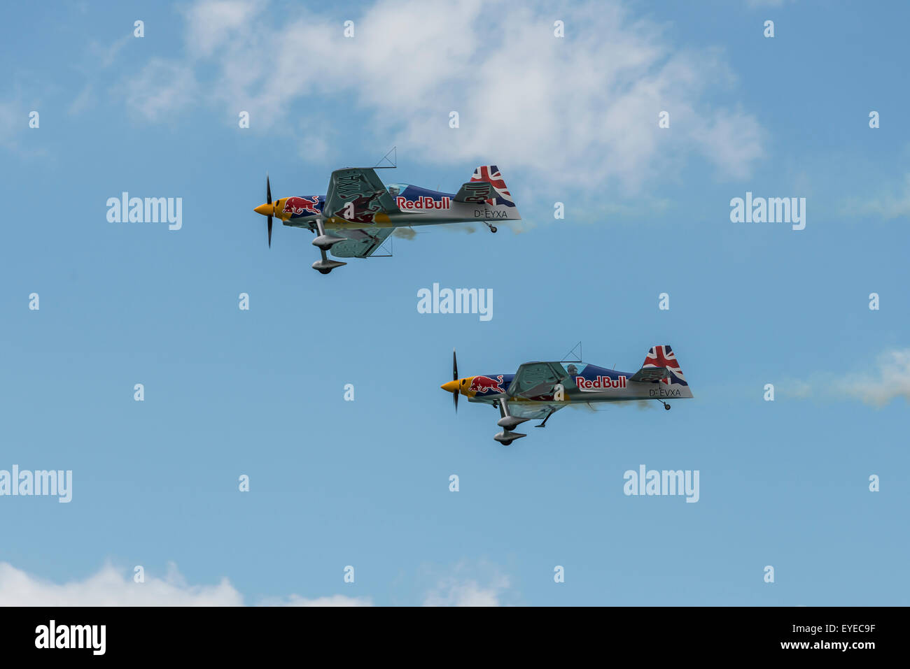 Die Kunstflugstaffel Red Bull Matadoren fliegen ihre XtremeAir XA41 in formation Stockfoto