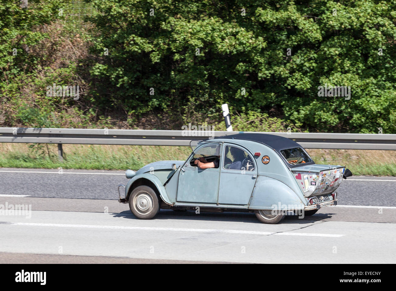 Alten Citroen 2CV mit Boot-Erweiterung Stockfoto