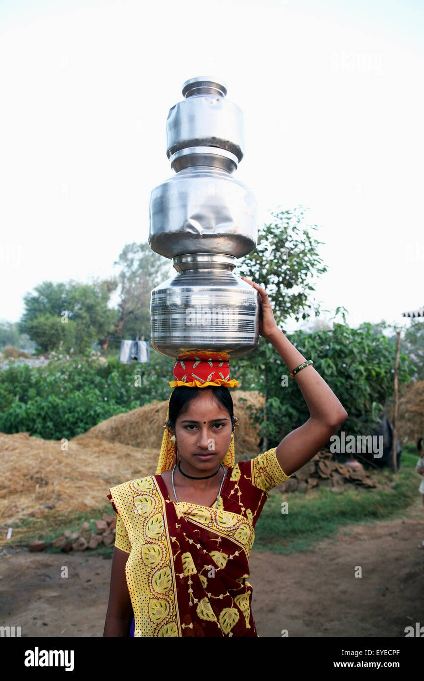 Indien, Gujarat State Mädchen halten Milchtöpfe auf Kopf; Ahmedabad-Stadt Stockfoto