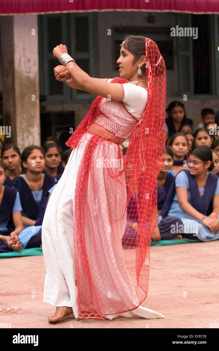 Indien, Gujarat State tanzen Mädchen; Ahmedabad-Stadt Stockfoto